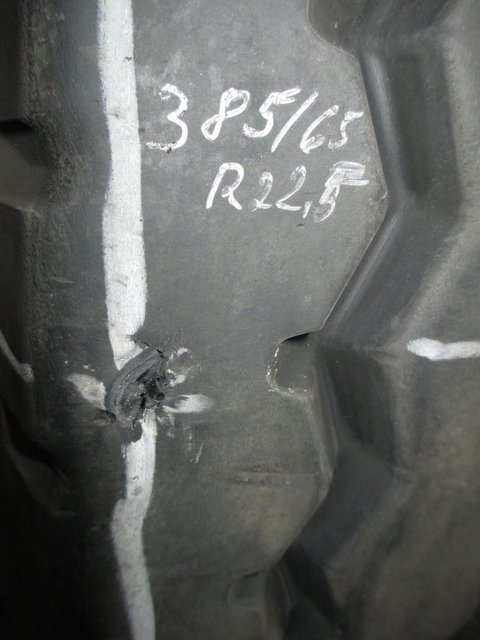 Lkw Auflieger - Reifenreparatur bei Reifen Lorenz (vorher)