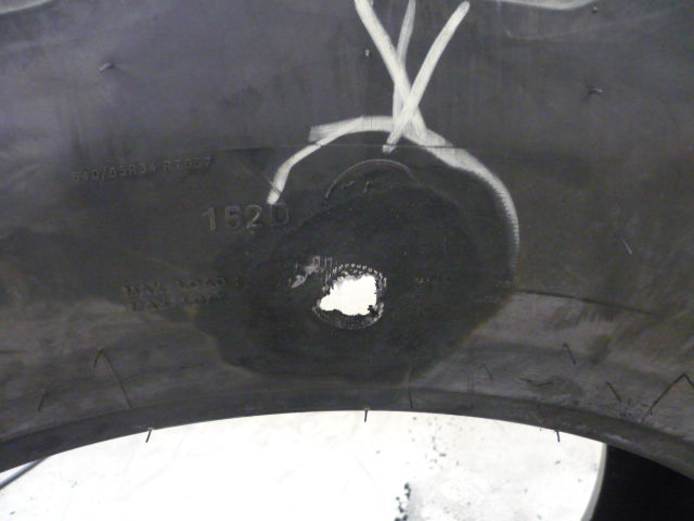 AS Reifenreparatur bei Reifen Lorenz (vorher)